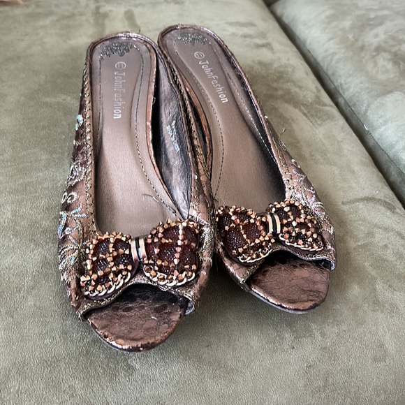 Gold slip in open toe wedges size 11 - Picture 4 of 4